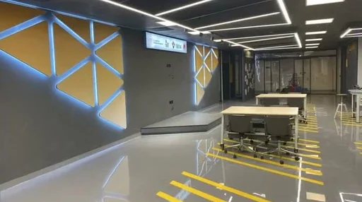 Işıklı üçgen duvar panelleri ve atölye masaları