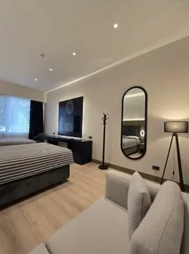Oturma köşesi ve oval aynalı konaklama odası