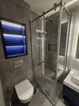 Işıklı nişli banyo ve cam duş kabini