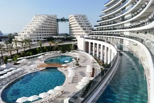 Miracle Resort Hotel’in kavisli blokları ve havuz alanı, Antalya