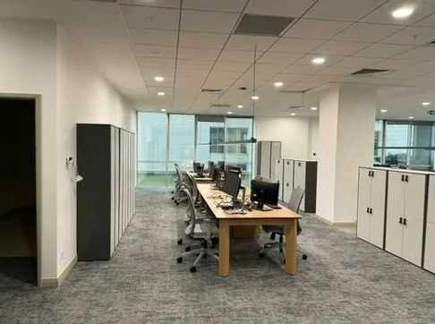 Açık ofis çalışma masaları ve dolaplar
