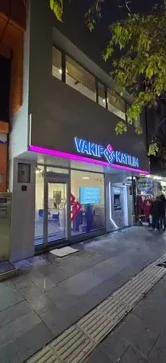 Pembe LED bantlı tabelasıyla şube cephesi