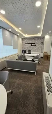 Gizli ışıklı tavanlı müşteri bekleme alanı