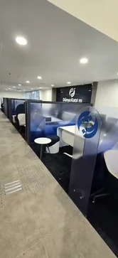 Baskılı cam paravanlı görüşme masaları