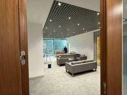 Ahşap kapıdan görünen yönetici odası