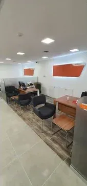 Turuncu duvar vurgulu müşteri bekleme alanı