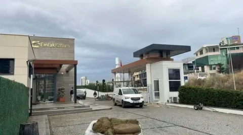 Emlak Katılım tabelalı bina girişi