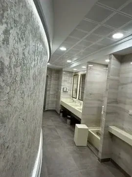 Taş görünümlü kavisli duvar ve lavabolar