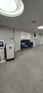 Sıra bekleme cihazı ve oturma alanı