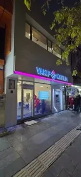 Pembe LED bantlı tabelasıyla şube cephesi